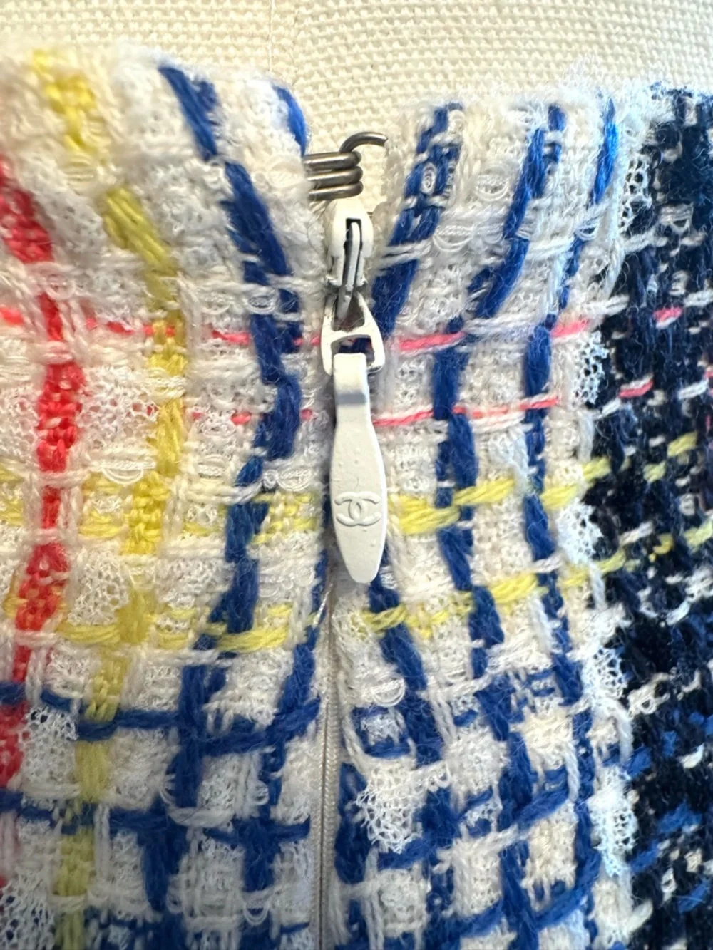 ✨🛍️ Chanel Multicolor Wool Tweed Plaid Skirt - Size 4 - Picture 6 of 6